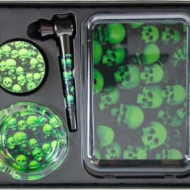 Set Skull: Metal Pipe Set, Gift box(19x24mm)  with glass ashtray (78x35mm), metal Grinder Ø50/H43mm, 4 parts and screen  Rolling Tray, (138x178x10)    75-JMR7232